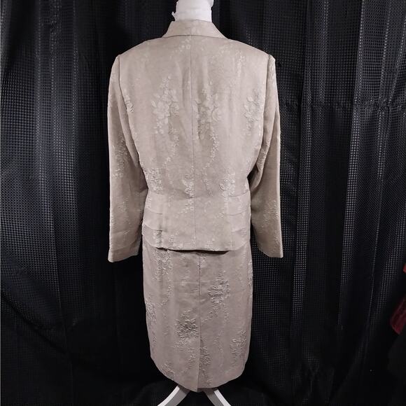 ADRIANNA PAPELL! SOFTEST BEIGE/TAN FLORAL RELIEF 2 PC SATINY FINISH SUIT! SZ 12 - Picture 7 of 12